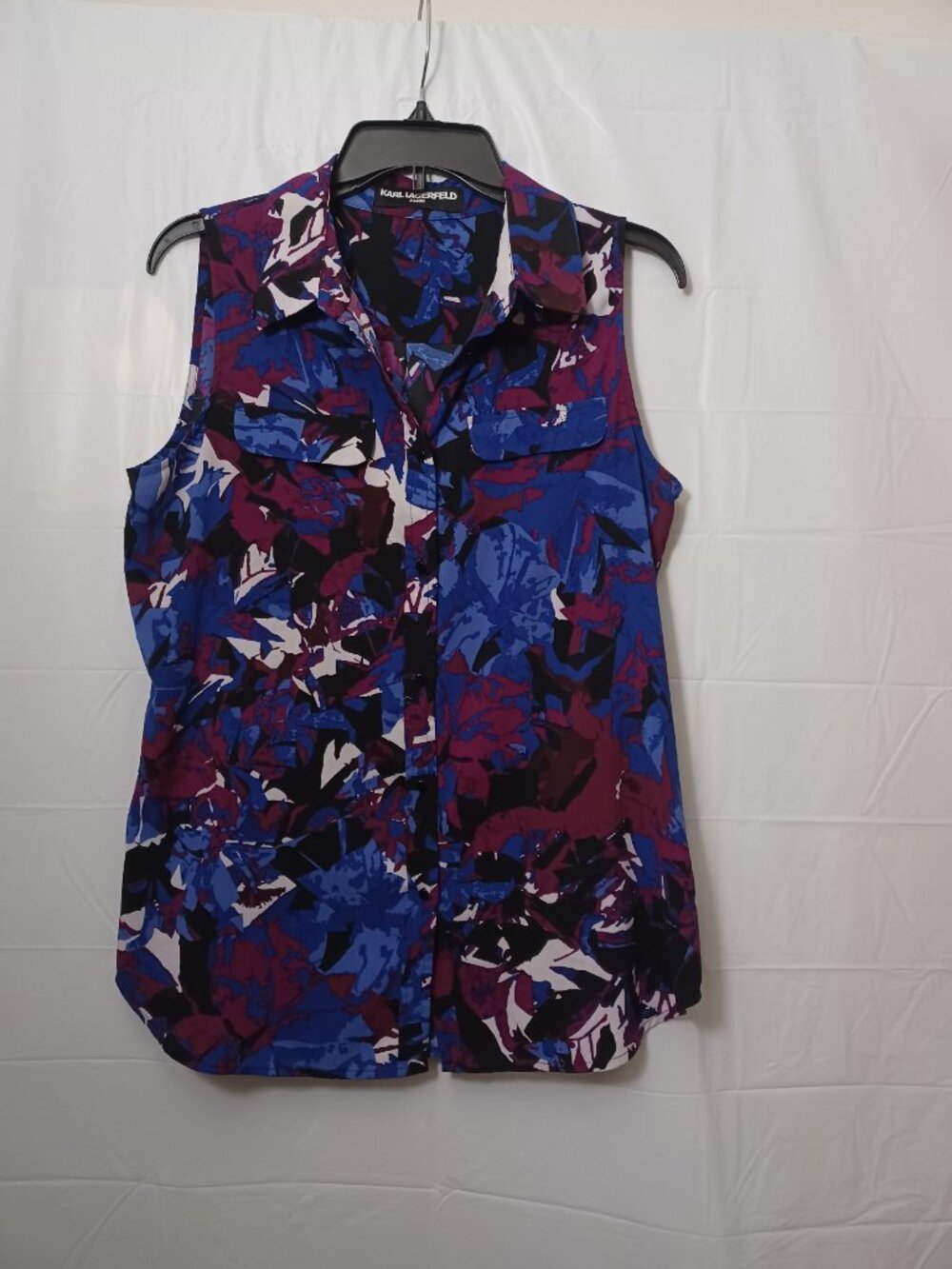 KARL LAGERFELD COLLARED SLEEVELESS BUTTON UP BLOUSE